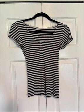 Aeropostale Black and White Striped Scoop Neck Short Sleeve Top
